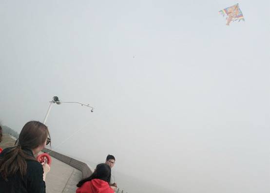 1571642200948208.jpg 放風(fēng)箏